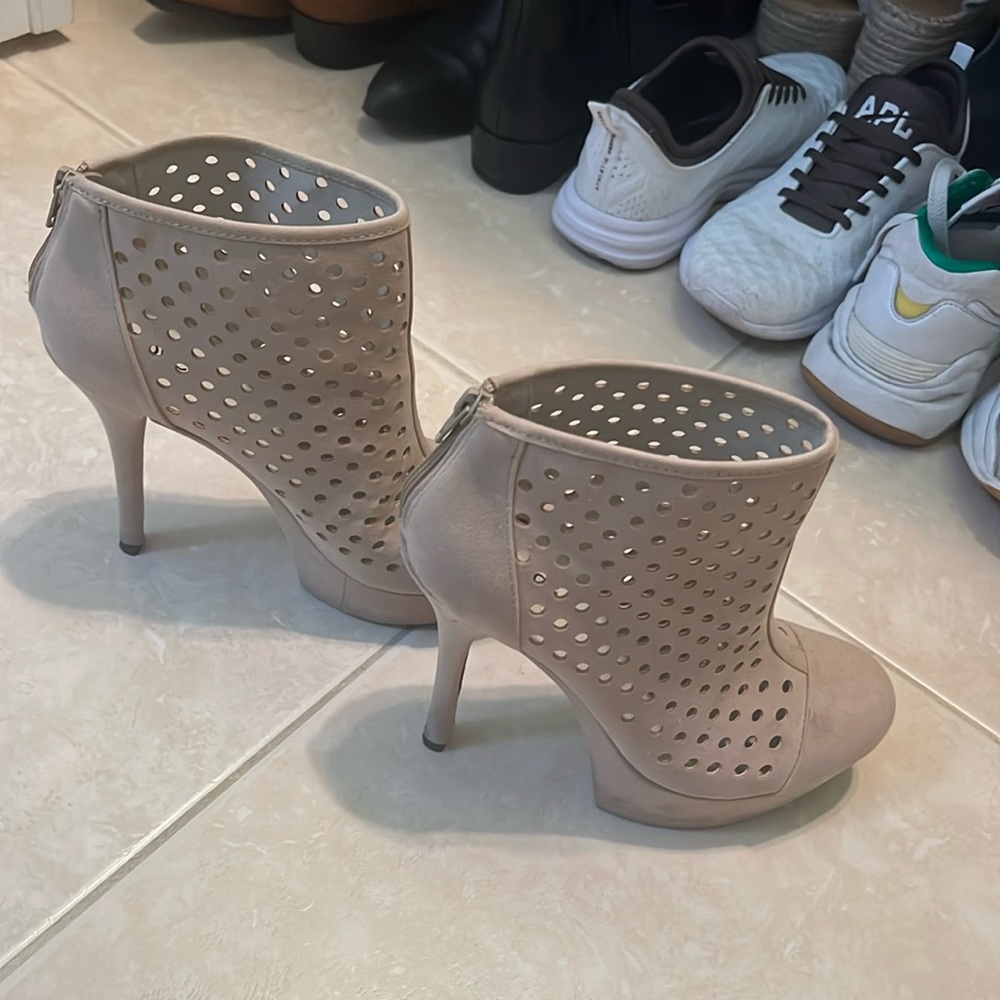Cute vintage booties !!
